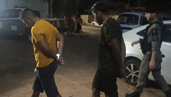 Pitão e Jabota vacilam em estacionamento de mercado e são grampeados pela Polícia 