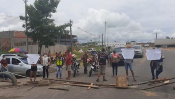 Sem receber seus salários,  trabalhadores da FCCV fecham ponte da União e cobram prefeitura de Cruzeiro