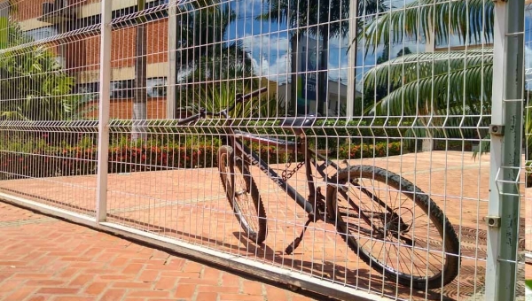 No Acre, participante do Enem tranca bicicleta no portão de universidade