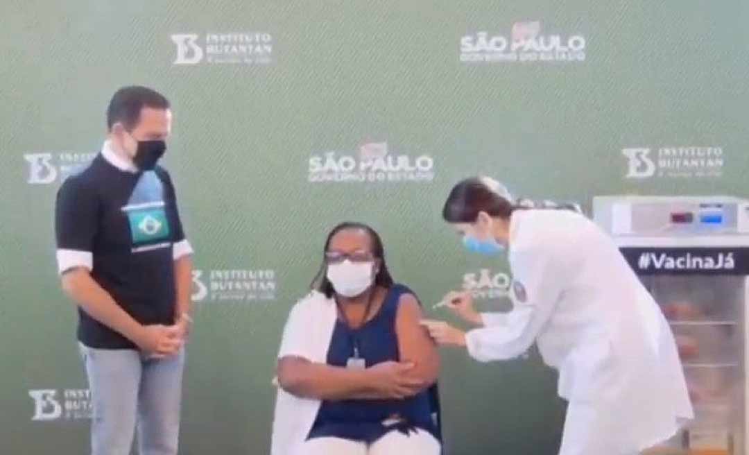 Enfermeira do Emílio Ribas recebe dose da CoronaVac e é a 1ª brasileira vacinada