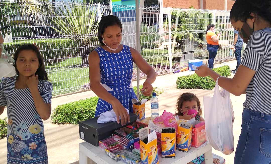 "Enem passado vendi mais canetas. Esse ano tá fraco", diz vendedora na porta da Unimeta