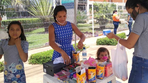 "Enem passado vendi mais canetas. Esse ano tá fraco", diz vendedora na porta da Unimeta