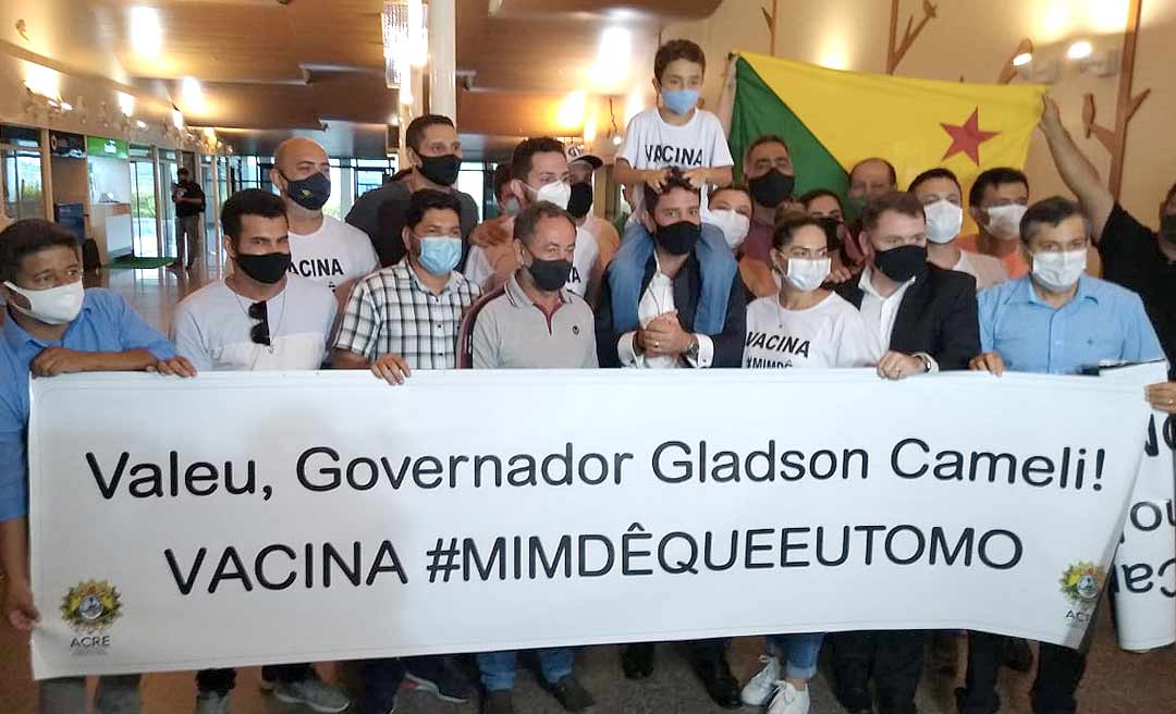 Gladson é recepcionado no aeroporto de Rio Branco com faixas a favor da vacina anticovid