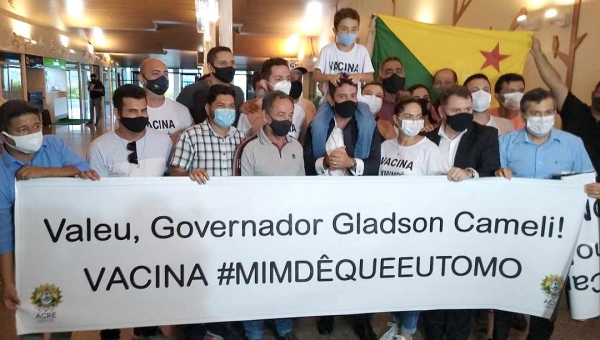 Gladson é recepcionado no aeroporto de Rio Branco com faixas a favor da vacina anticovid