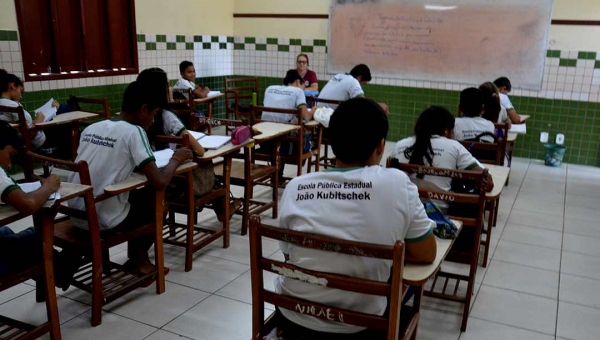 Em nota, trabalhadores das redes estadual e municipal de Rio Branco dizem que sem vacinação e ganho salarial não retornam às salas de aula
