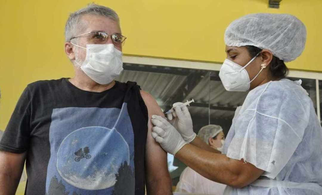 Idosos e servidores da saúde começam a ser vacinados contra a Covid-19 em Rio Branco