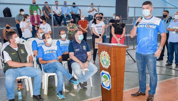 Presidente Nicolau Júnior participa da abertura de vacinação anti-Covid em Cruzeiro do Sul