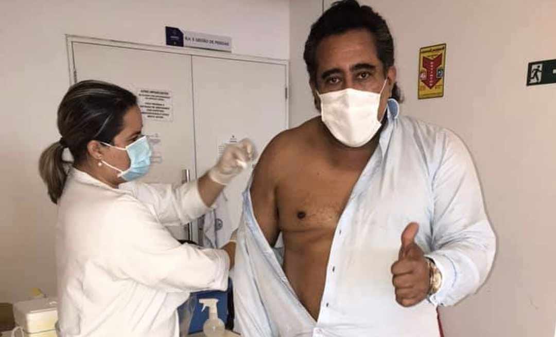 Médico Jackson Ramos, ex-vereador, recebe vacina anticovid: "Esperei muito por esse momento"