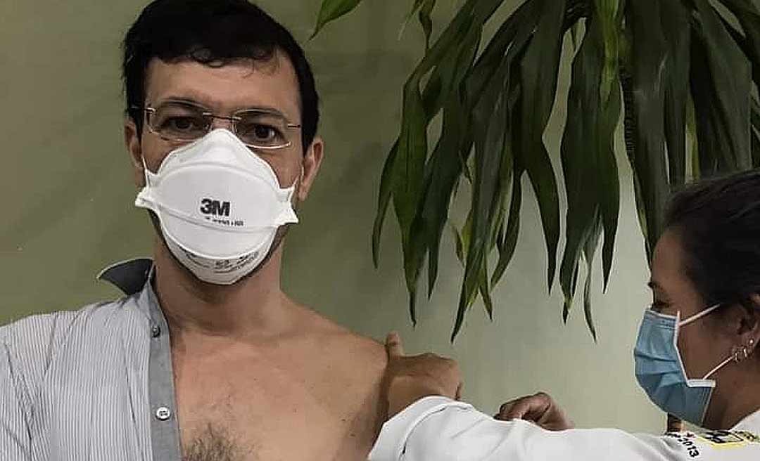 Infectologista Thor Dantas é vacinado contra a covid-19: "Hoje foi o dia D no meu hospital"