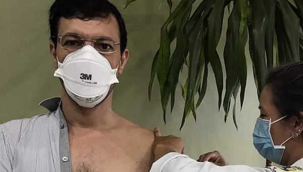 Infectologista Thor Dantas é vacinado contra a covid-19: "Hoje foi o dia D no meu hospital"