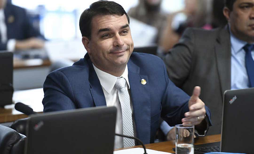 Gilmar suspende julgamento sobre foro de Flávio Bolsonaro no caso das rachadinhas