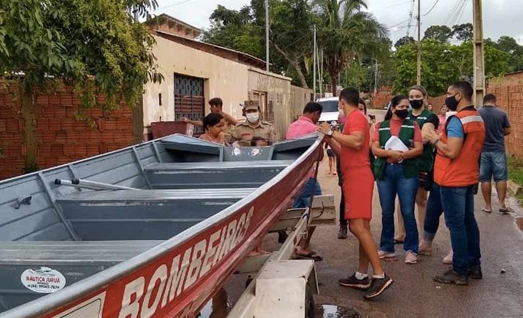 Equipes da prefeitura estão nos bairros para ajudar famílias atingidas por alagamentos