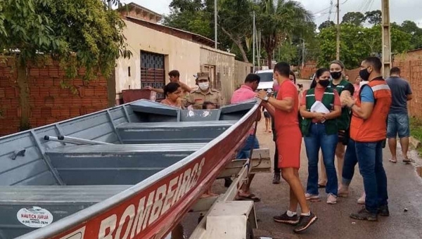 Equipes da prefeitura estão nos bairros para ajudar famílias atingidas por alagamentos