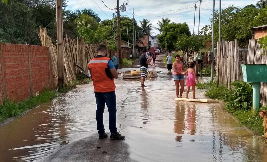 Igarapé transborda e alaga trecho da Via Chico Mendes; Bombeiros removem famílias após alagamentos