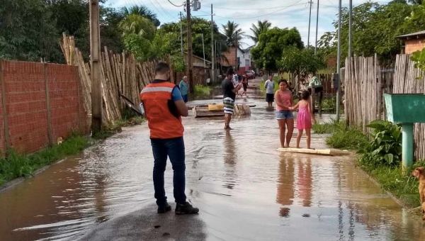 Igarapé transborda e alaga trecho da Via Chico Mendes; Bombeiros removem famílias após alagamentos