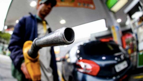 Em Jordão, litro da gasolina custa quase R$ 8,00 e consumidor fica refém dos altos preços