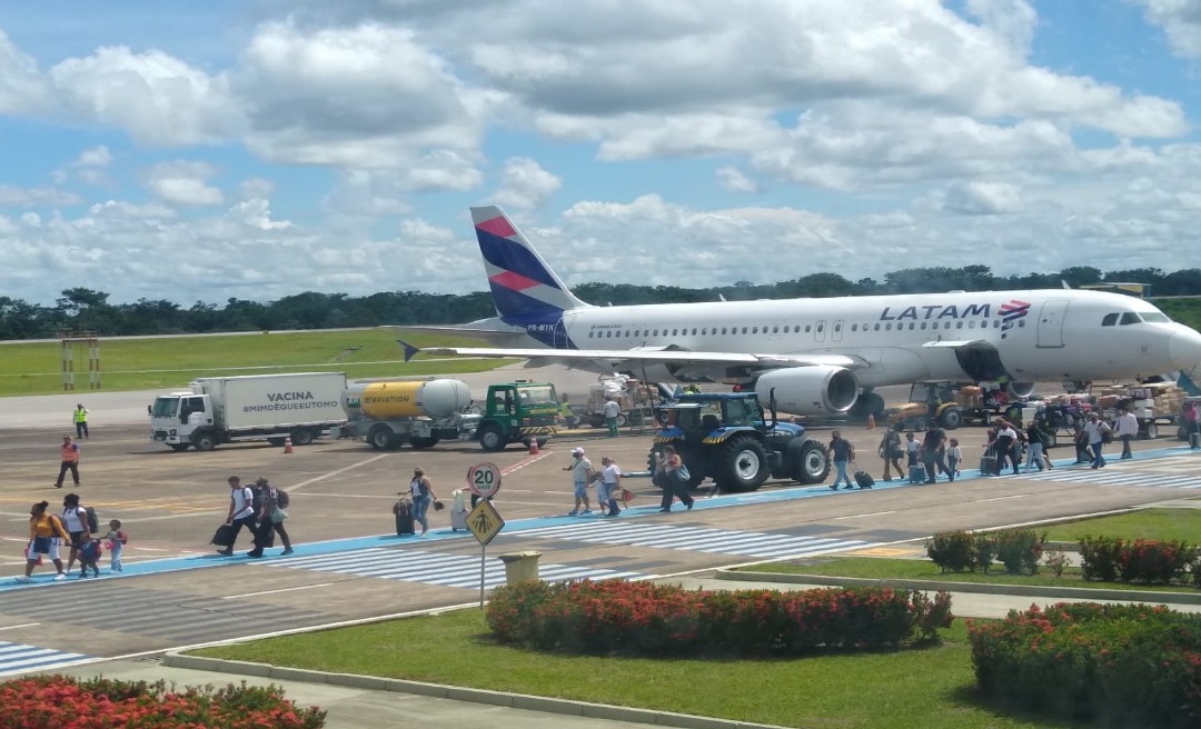 Vacinas Coronavac chegam em voo comercial da Latam a Rio Branco 