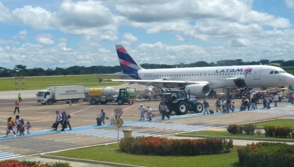 Vacinas Coronavac chegam em voo comercial da Latam a Rio Branco 