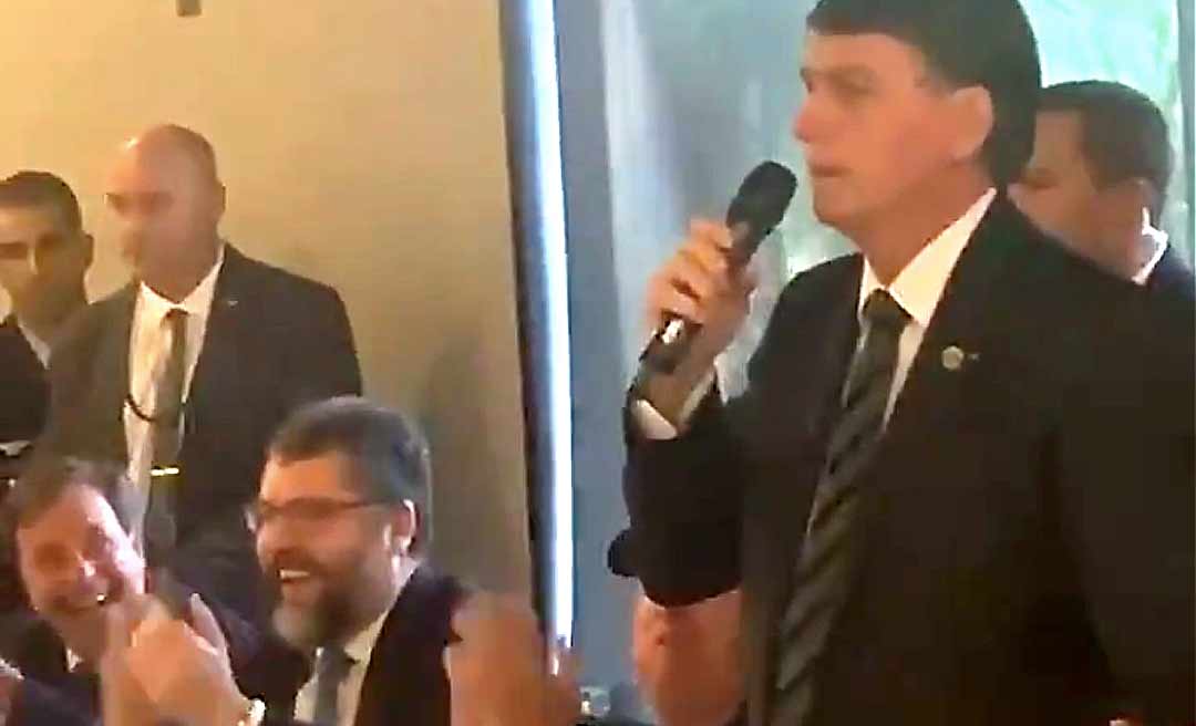 “Enfia no rabo de vocês da imprensa essas latas de leite condensado”, diz Bolsonaro