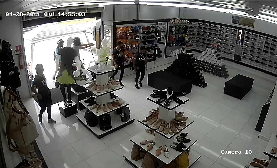 Criminosos armados invadem loja, rendem funcionários e levam relógios em Cruzeiro do Sul