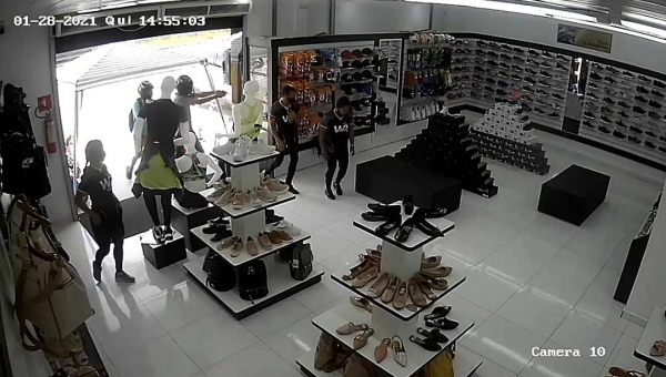 Criminosos armados invadem loja, rendem funcionários e levam relógios em Cruzeiro do Sul