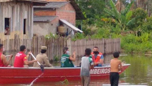 Igarapés Batista e São Francisco transbordam e Prefeitura atende famílias atingidas