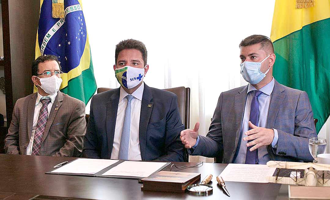 Presidente Nicolau Júnior e demais membros da Mesa Diretora da Aleac tomam posse