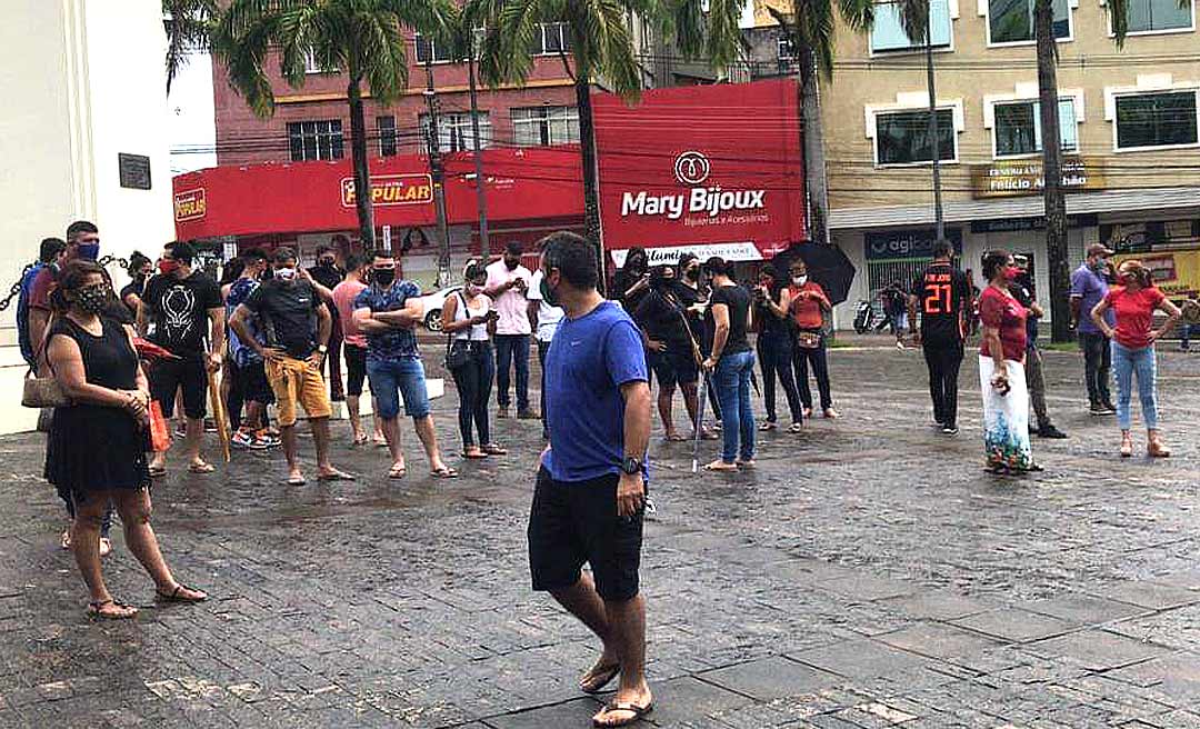 Manifestação pela reabertura do comércio em frente ao Palácio tem baixa adesão