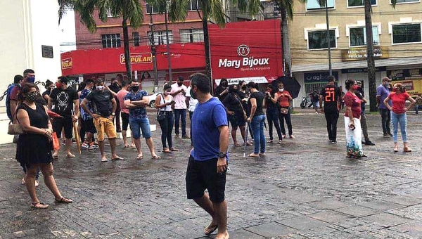 Manifestação pela reabertura do comércio em frente ao Palácio tem baixa adesão