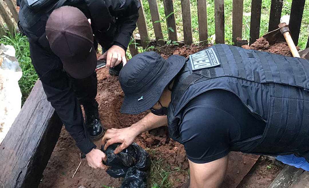 Polícia prende dois em flagrante e apreende droga que estava enterrada em quintal