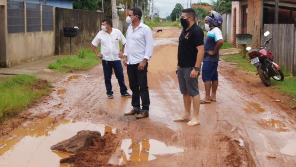 Francisco Piaba visita bairro Vila Acre e ouve reivindicação dos moradores