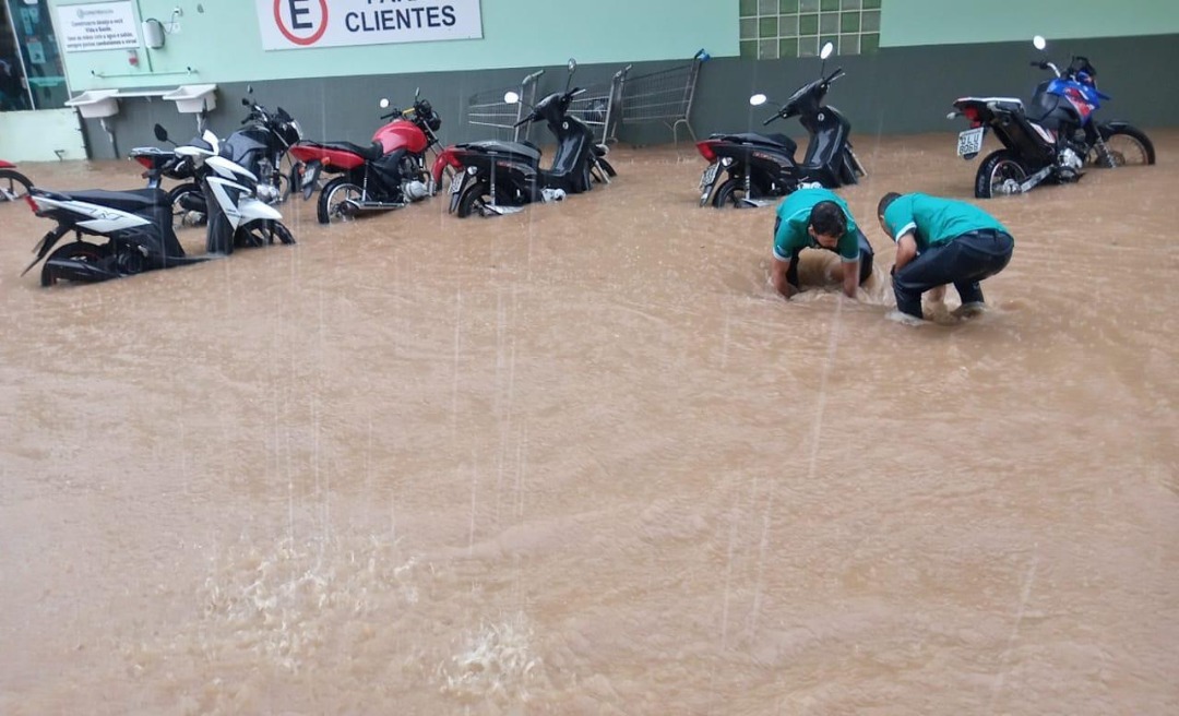 Forte chuva deixa ruas de Cruzeiro do Sul alagadas nesta quinta-feira