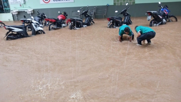 Forte chuva deixa ruas de Cruzeiro do Sul alagadas nesta quinta-feira