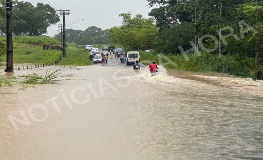 Após forte chuva, igarapé transborda e deixa penitenciária de Rio Branco isolada; Bombeiros atendem alagados 