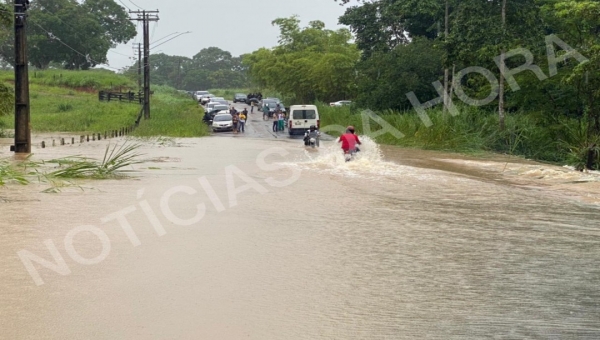 Após forte chuva, igarapé transborda e deixa penitenciária de Rio Branco isolada; Bombeiros atendem alagados 