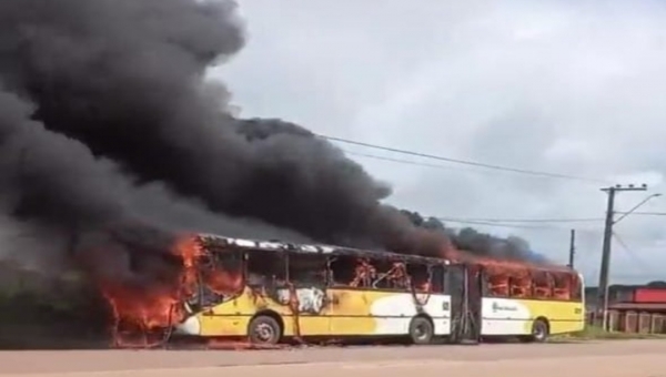 Criminosos invadem ônibus, mandam passageiros descer e incendeiam veículo no Acre