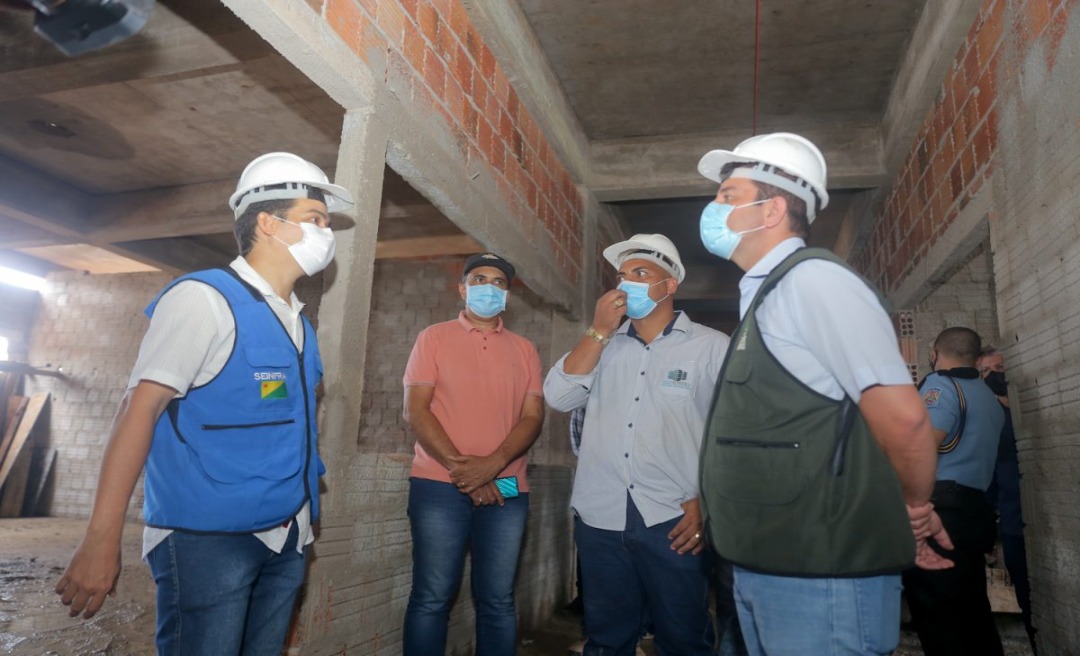 Governador visita obras do Hospital João Câncio Fernandes e assina ordem de serviço para obras na estrada de Sena Madureira  