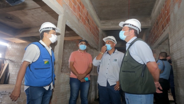 Governador visita obras do Hospital João Câncio Fernandes e assina ordem de serviço para obras na estrada de Sena Madureira  