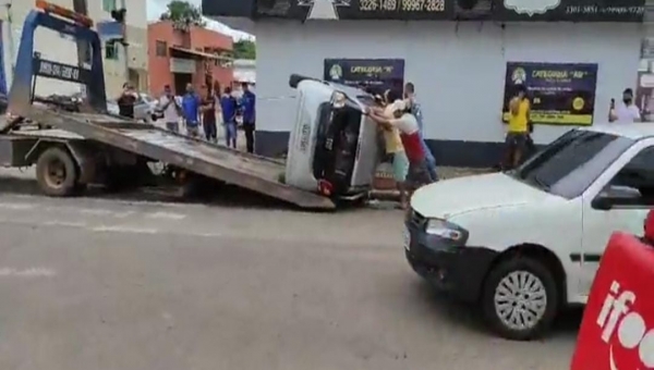 Motorista avança sinal e acaba causando acidente no cruzamento da Rio de Janeiro com a Pernambuco 