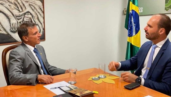De olho em 2022, Marcio Bittar se reúne com filho de Bolsonaro e diz: “alinhar possibilidades”