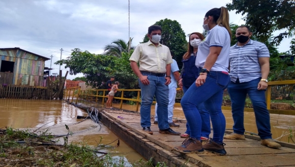 No Parque das Palmeiras, Gladson entrega cestas básicas, kits de limpeza e visita áreas afetadas pela enchente