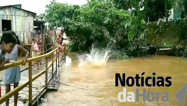 Crianças ignoram riscos de doenças e tomam banho em água contaminada de igarapé