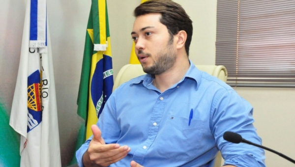 "Frank Lima não apresentou nenhum plano de combate à dengue e de vacinação", diz Jarude 
