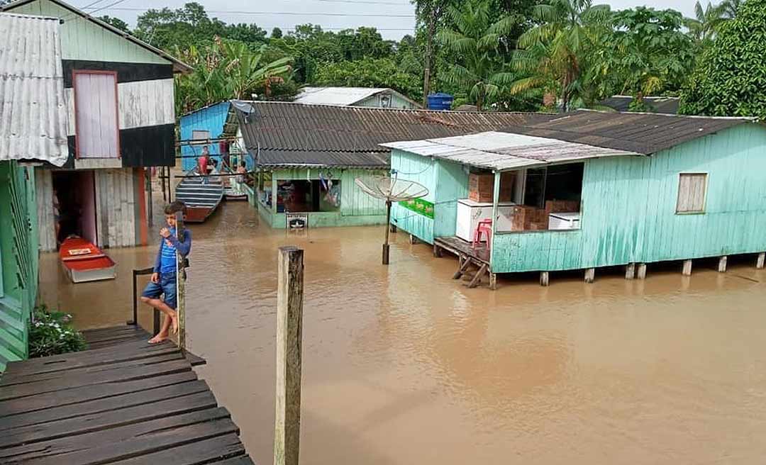 Rio Liberdade transborda, invade casas e deixa famílias desabrigadas