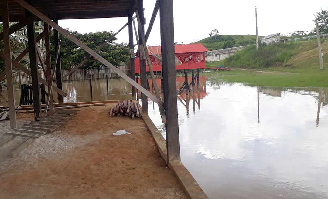 Rio Tauari transborda e invade casas e roçados, na zona rural de Tarauacá