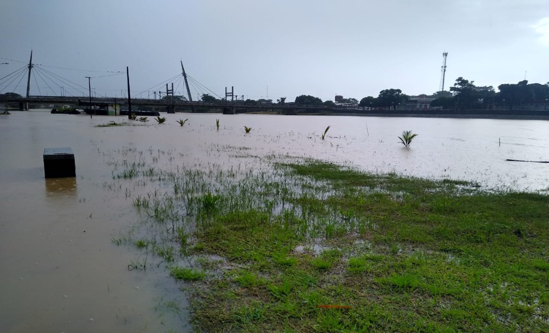 Após chuvas do sábado, rio Acre volta a ultrapassar a cota de transbordamento em Rio Branco