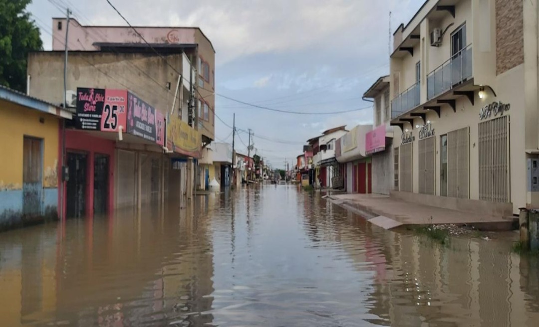 Rio Tarauacá continua enchendo e já atingiu em torno de 1.400 casas 