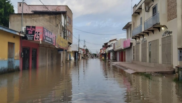 Rio Tarauacá continua enchendo e já atingiu em torno de 1.400 casas 