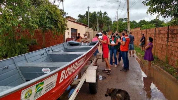 Cheia do Rio Acre: famílias começam a ser retiradas de casa na Capital