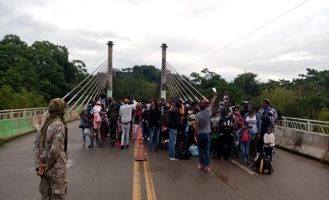 Impedidos de retornar ao Peru, imigrantes ocupam a ponte Binacional na fronteira do Acre 